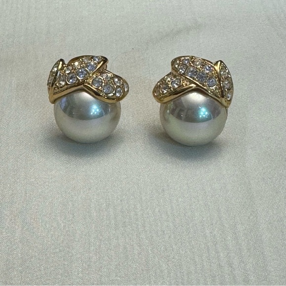 Pair of Vintage Roman Golden Faux Pearl Clip On Earrings - Picture 4 of 13